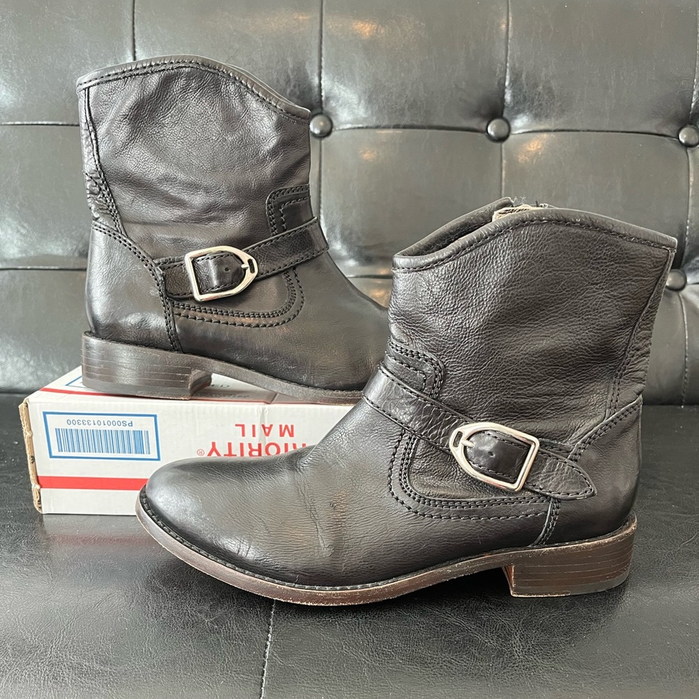 Johnston & Murphy Black Leather Buckle Boots‎